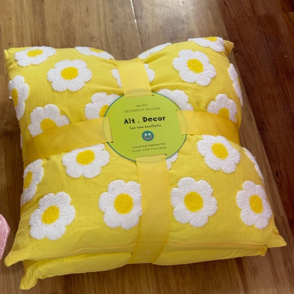 set of 2 Daisy pillow 20”x20”